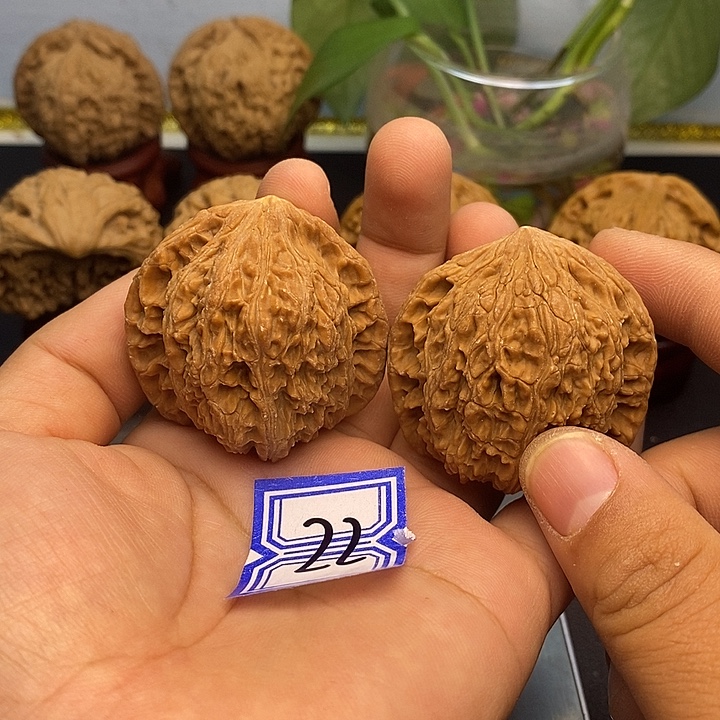 文玩核桃吊坠43绣球（水尖）