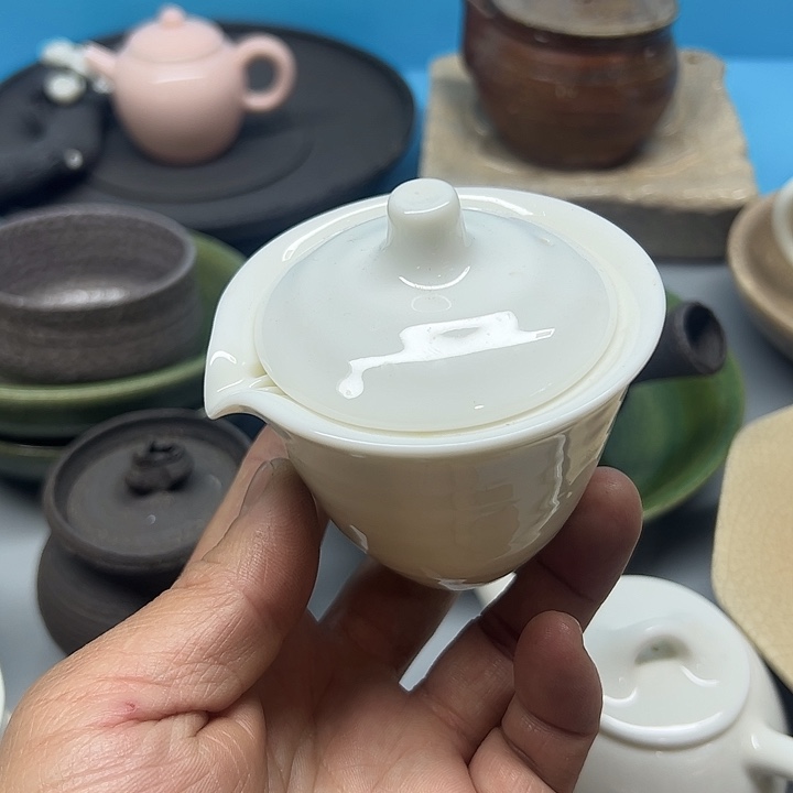 微瑕………………………. 盖碗