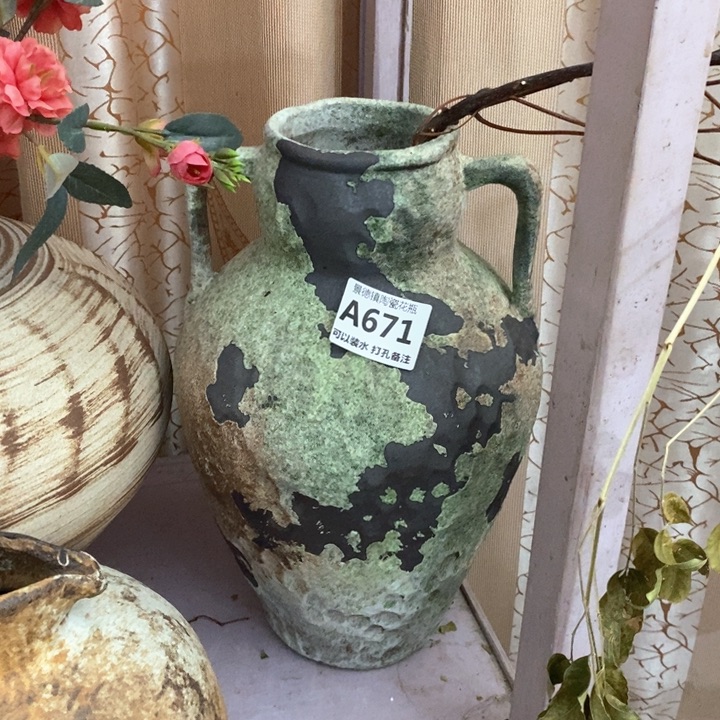 瓶景德镇陶瓷。景德镇陶瓷