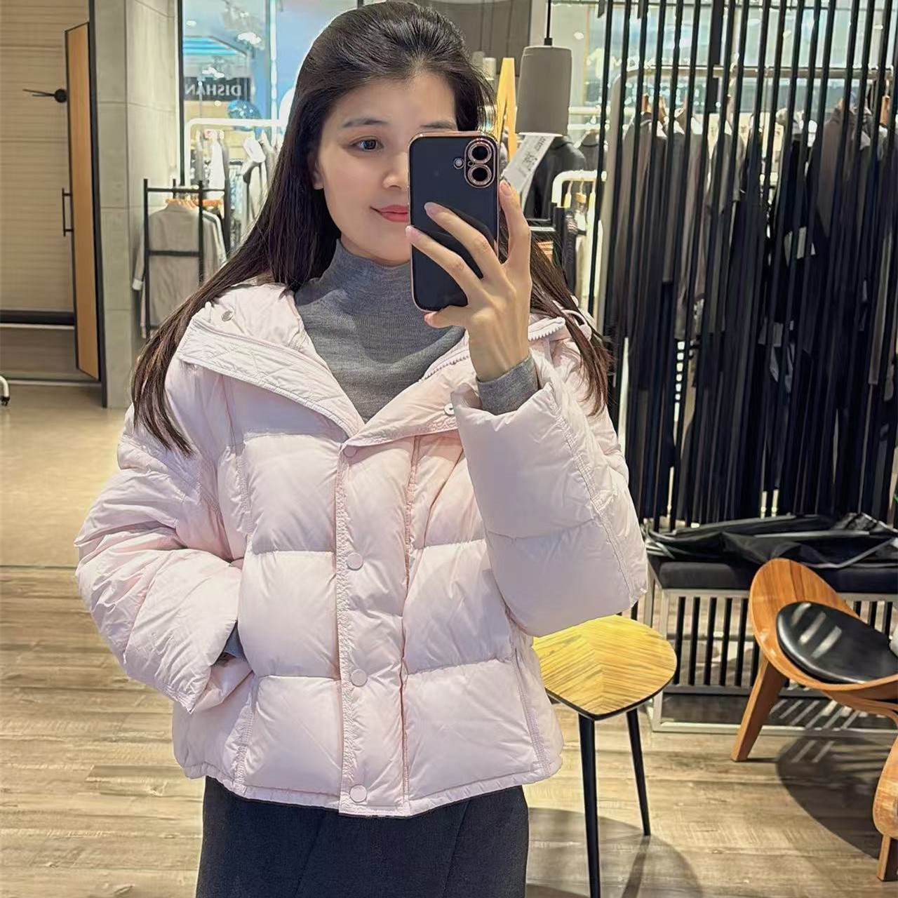 伊家时尚韩版百搭拼接短款轻职风连帽泡芙女冬季带帽羽绒外套0251