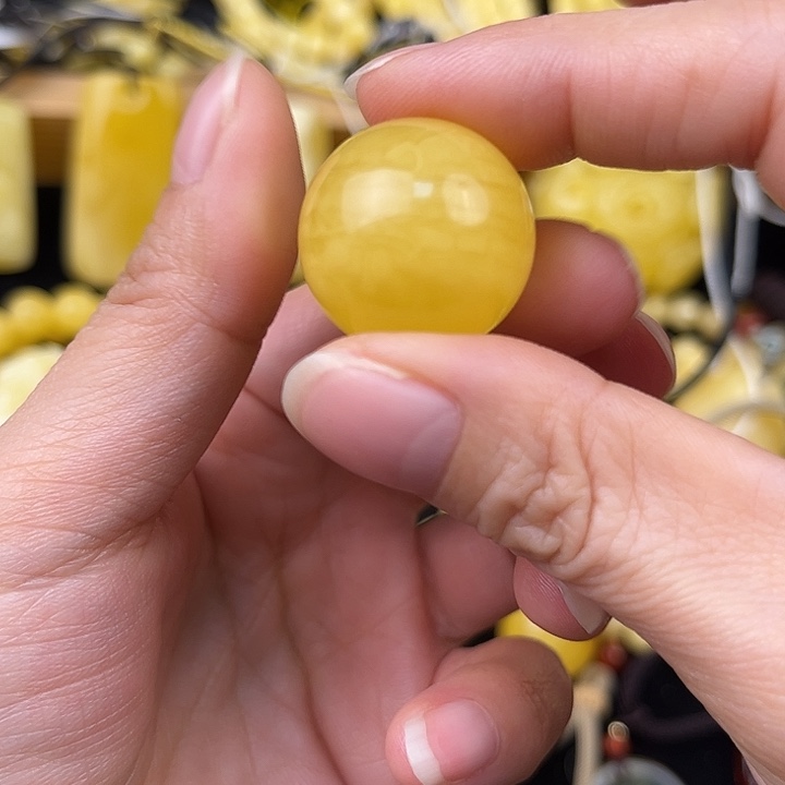 琥珀未镶嵌颈饰琥珀，多样性发其一