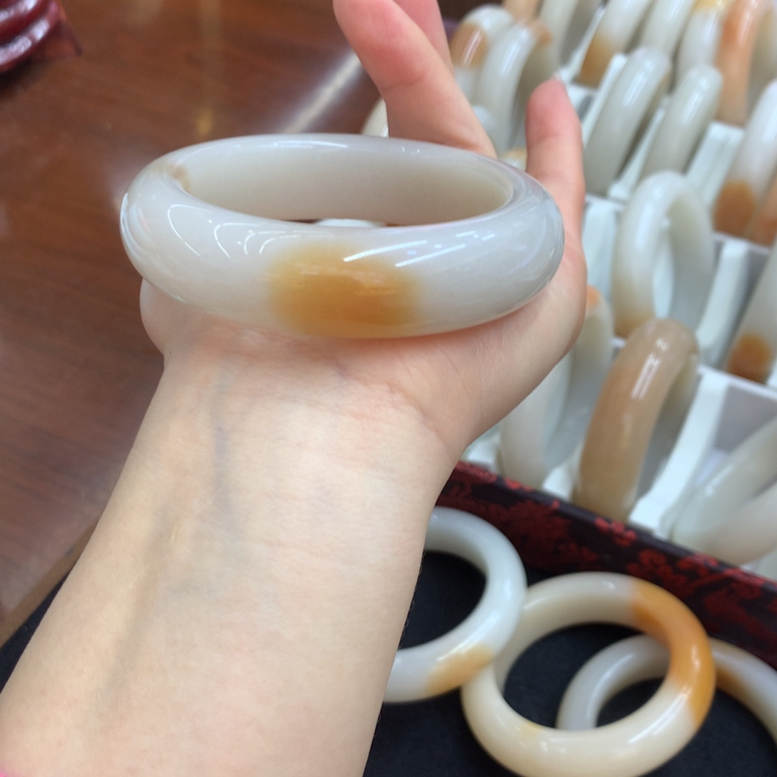 似***2石英质玉未镶嵌手镯