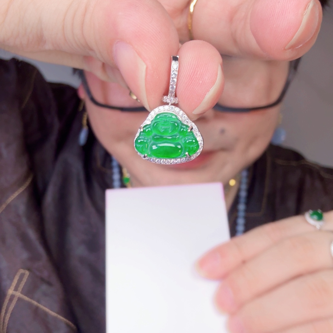 翡翠未镶嵌颈饰一件