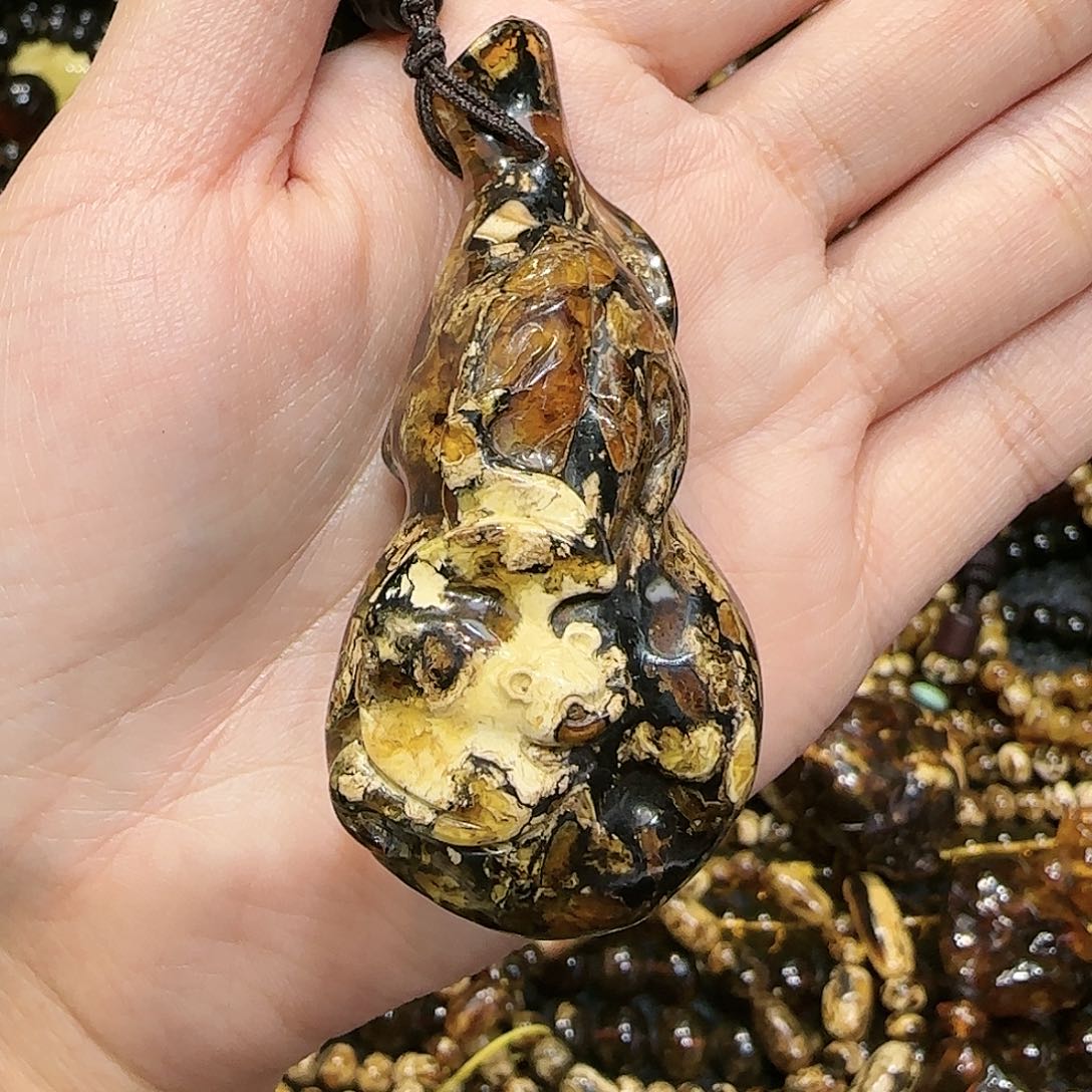 琥珀耳饰未镶嵌开****天抚顺琥珀