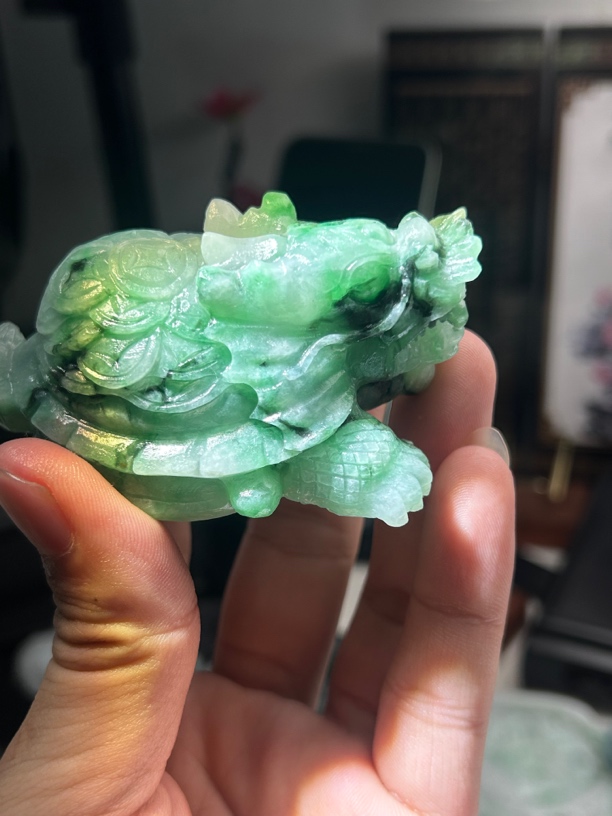 天然缅甸A货翡翠带绿大龙龟毛货买断需要抛光