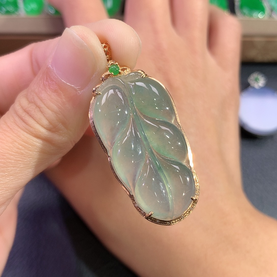 翡翠18K金镶嵌吊坠(赠链)