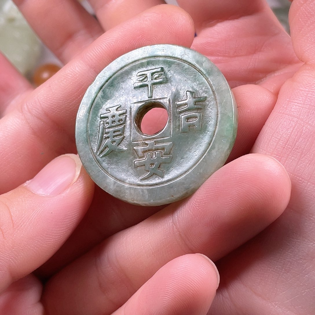 和田玉（糖玉）未镶嵌颈饰生**案