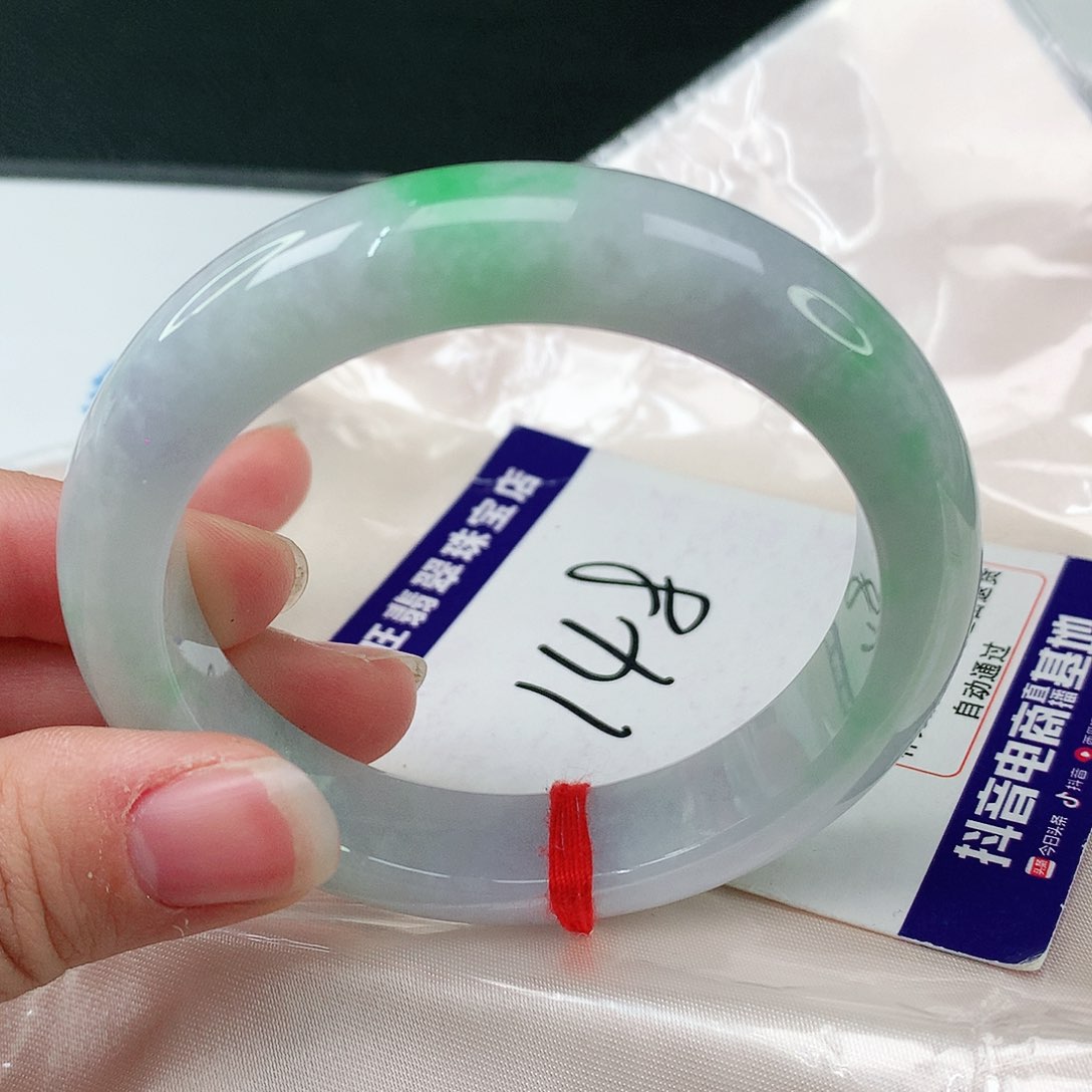 翡翠手镯未镶嵌翡翠