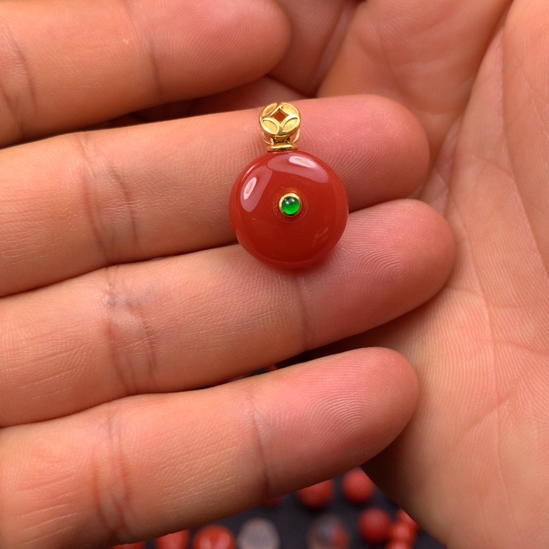 南红玛瑙吊坠18K金镶嵌