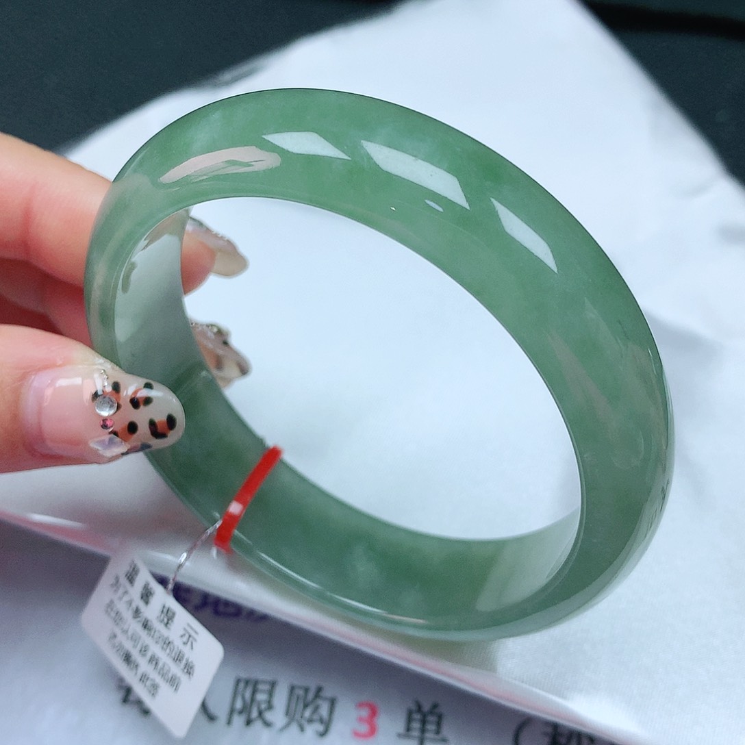 翡翠手镯未镶嵌58轮胎