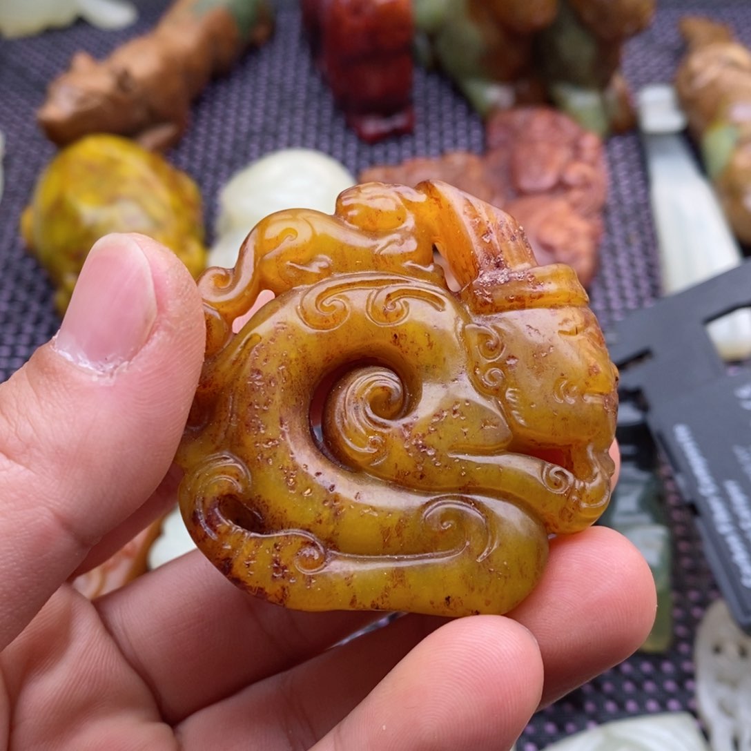 蛇纹石玉颈饰未镶嵌