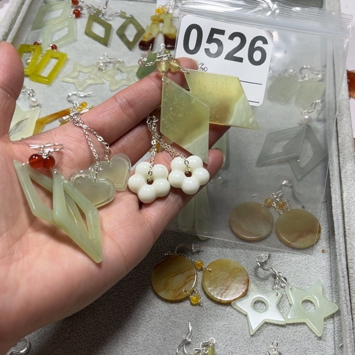 ****°蛇纹石玉未镶嵌耳饰