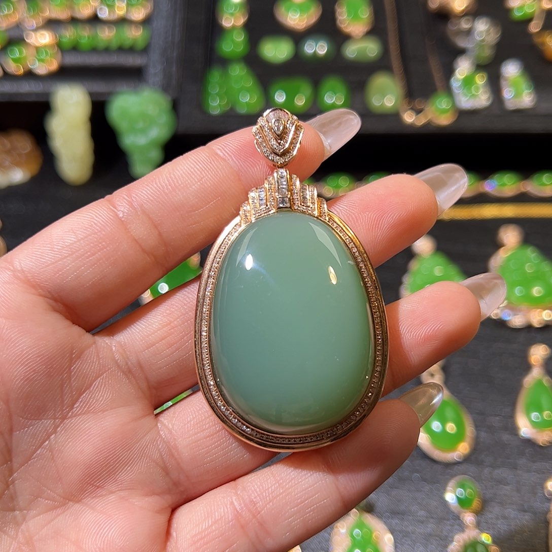 和田玉（碧玉）颈饰18K金镶嵌