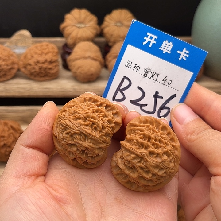 文玩核桃吊坠桃心宫灯40