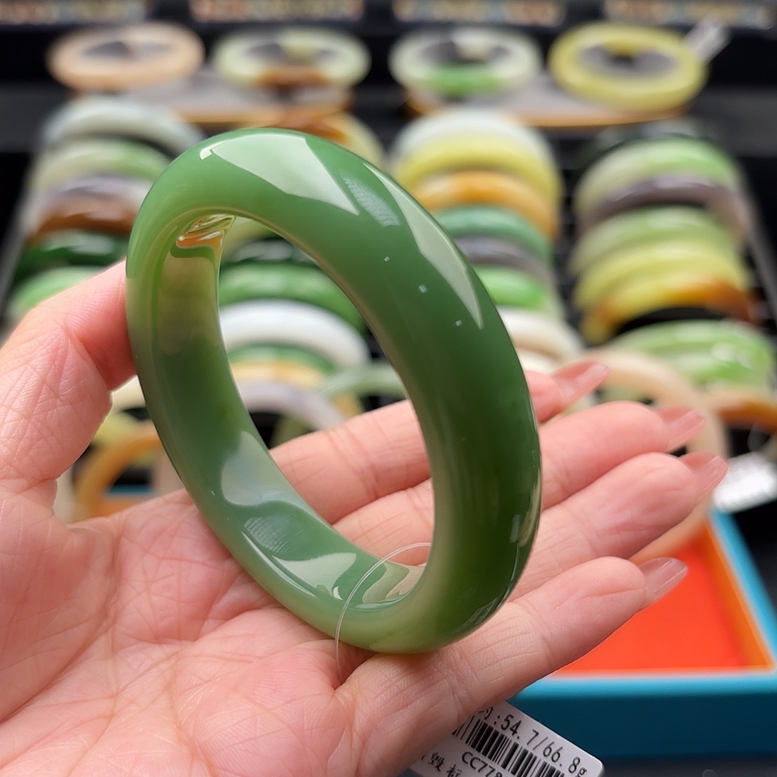 和田玉未镶嵌手镯难得的宽版粉绿54.7