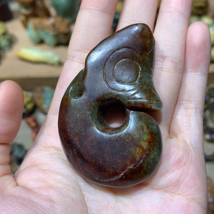 未镶嵌岫岩河磨玉（透闪石质玉）挂件
