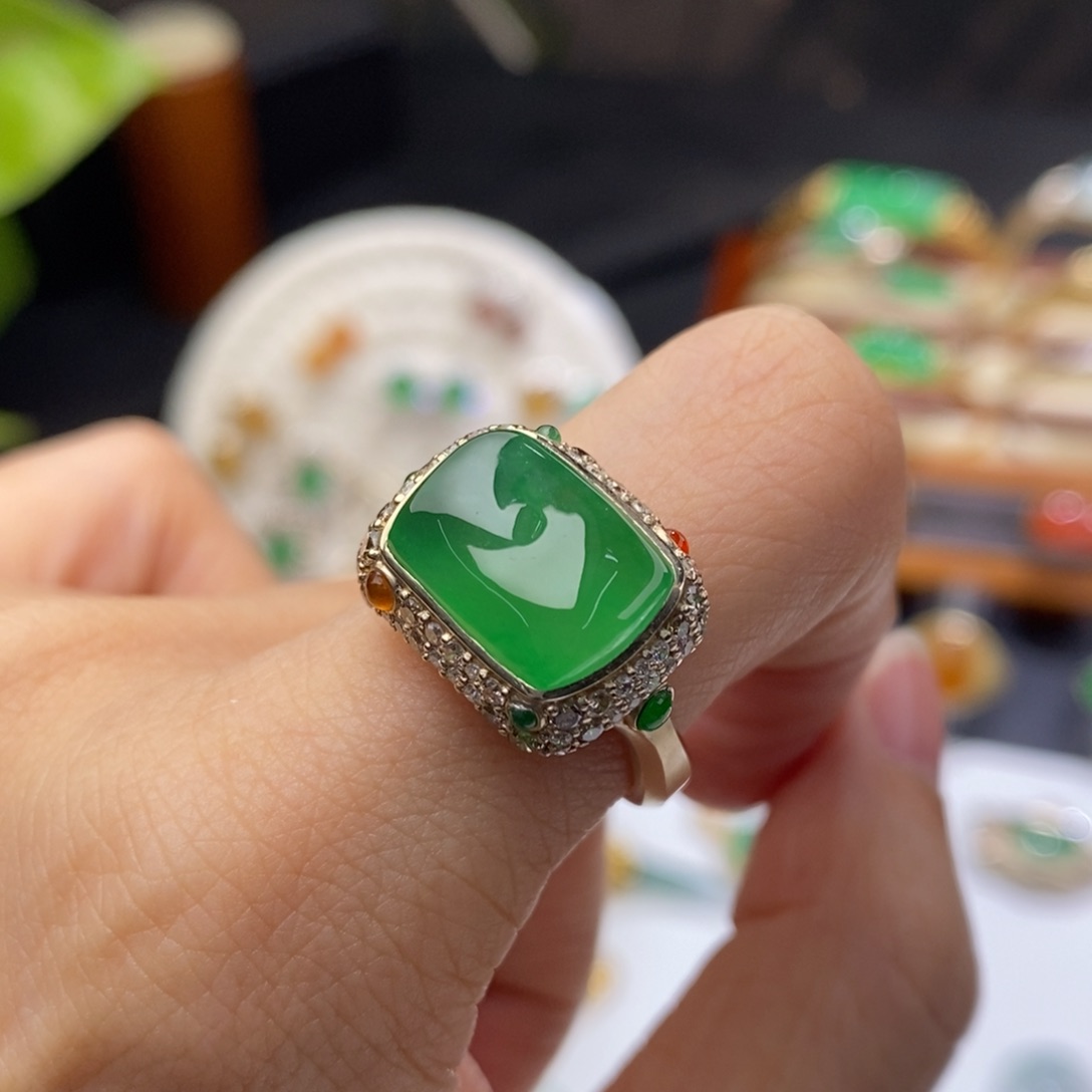 翡翠戒指18K金镶嵌戒指
