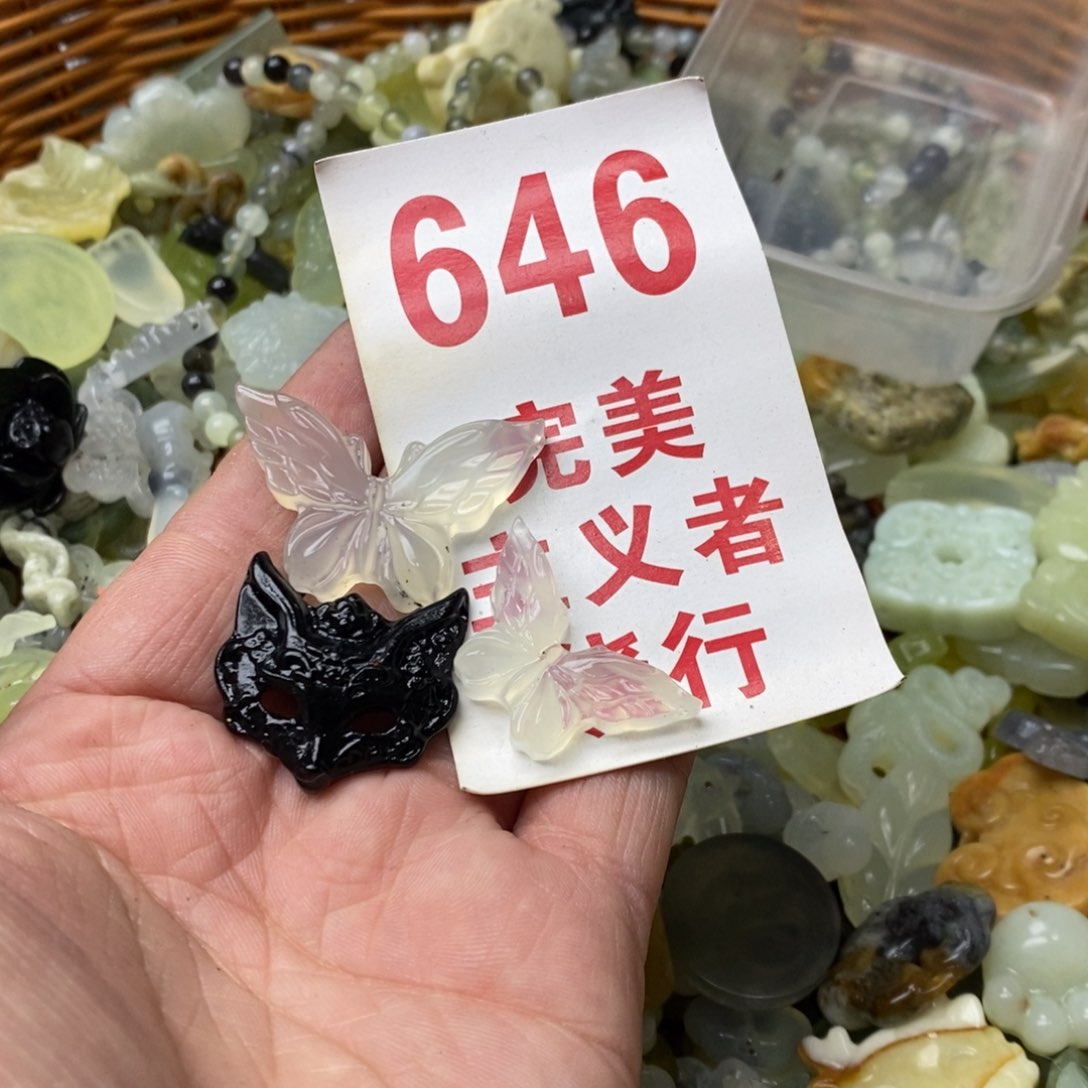 蛇纹石玉挂坠未镶嵌