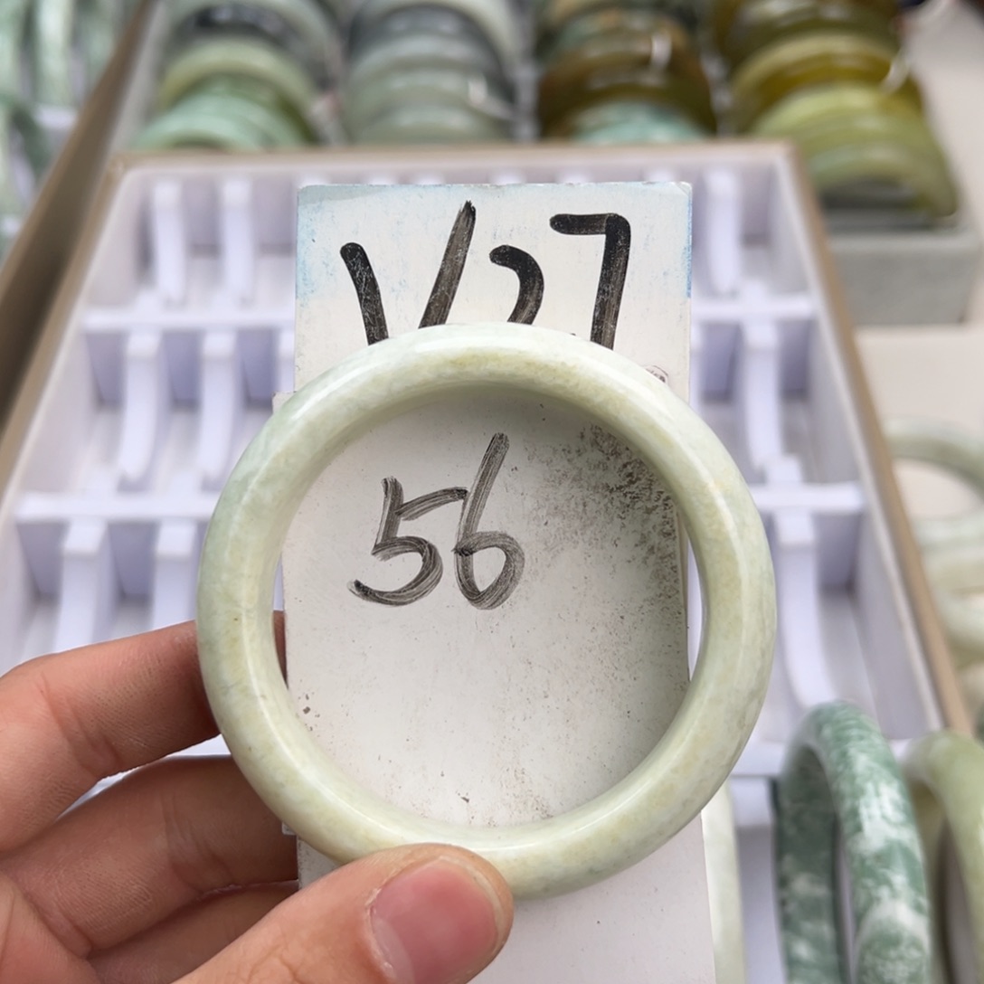 岫玉手镯未镶嵌天然岫玉微瑕，可以正常佩戴