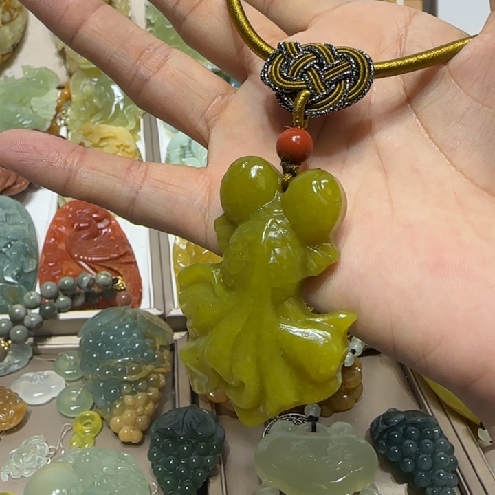 蛇纹石玉吊坠未镶嵌