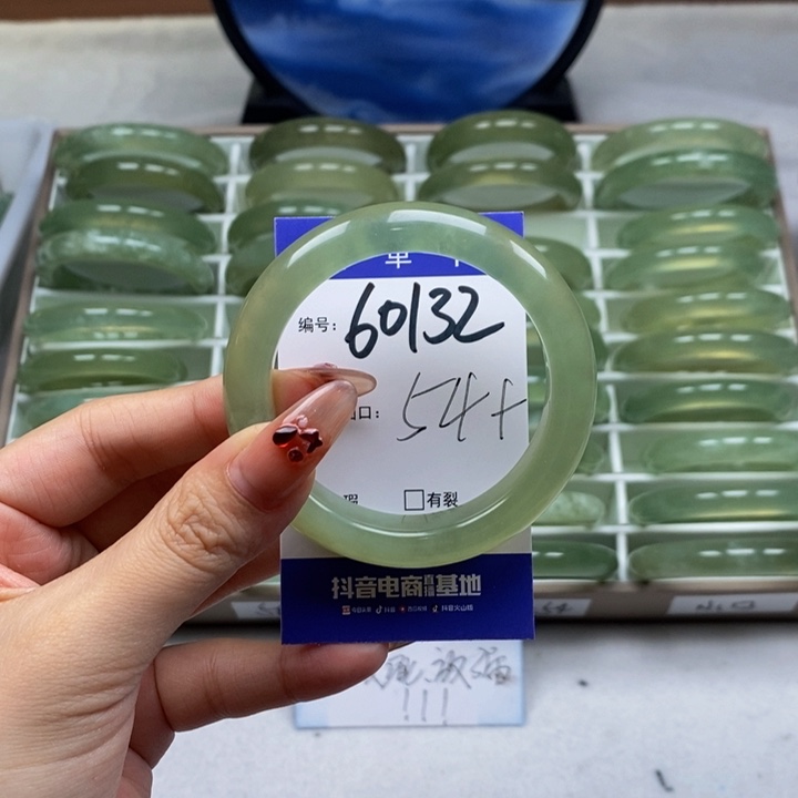 蛇纹石玉手镯未镶嵌张*悦