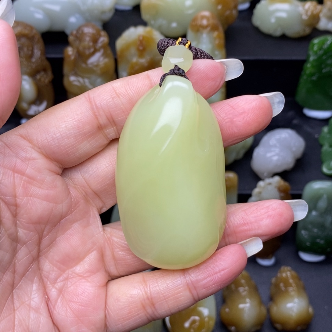 自***侠和田玉未镶嵌把件