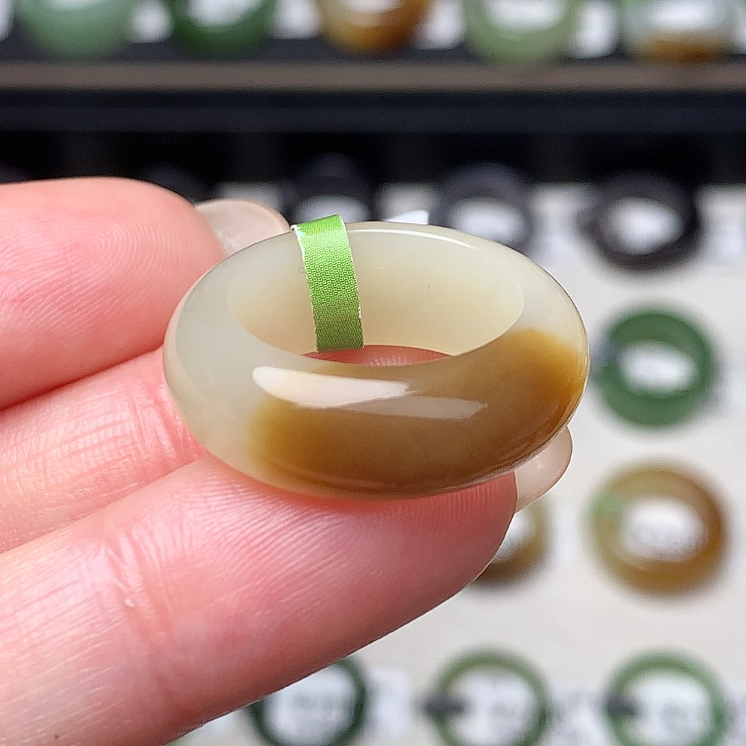 未镶嵌戒指和田玉