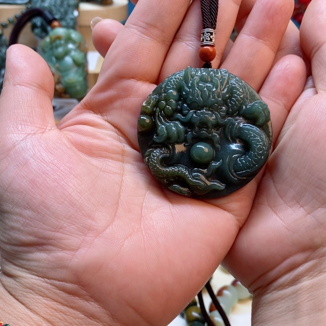 透闪石质玉吊坠未镶嵌