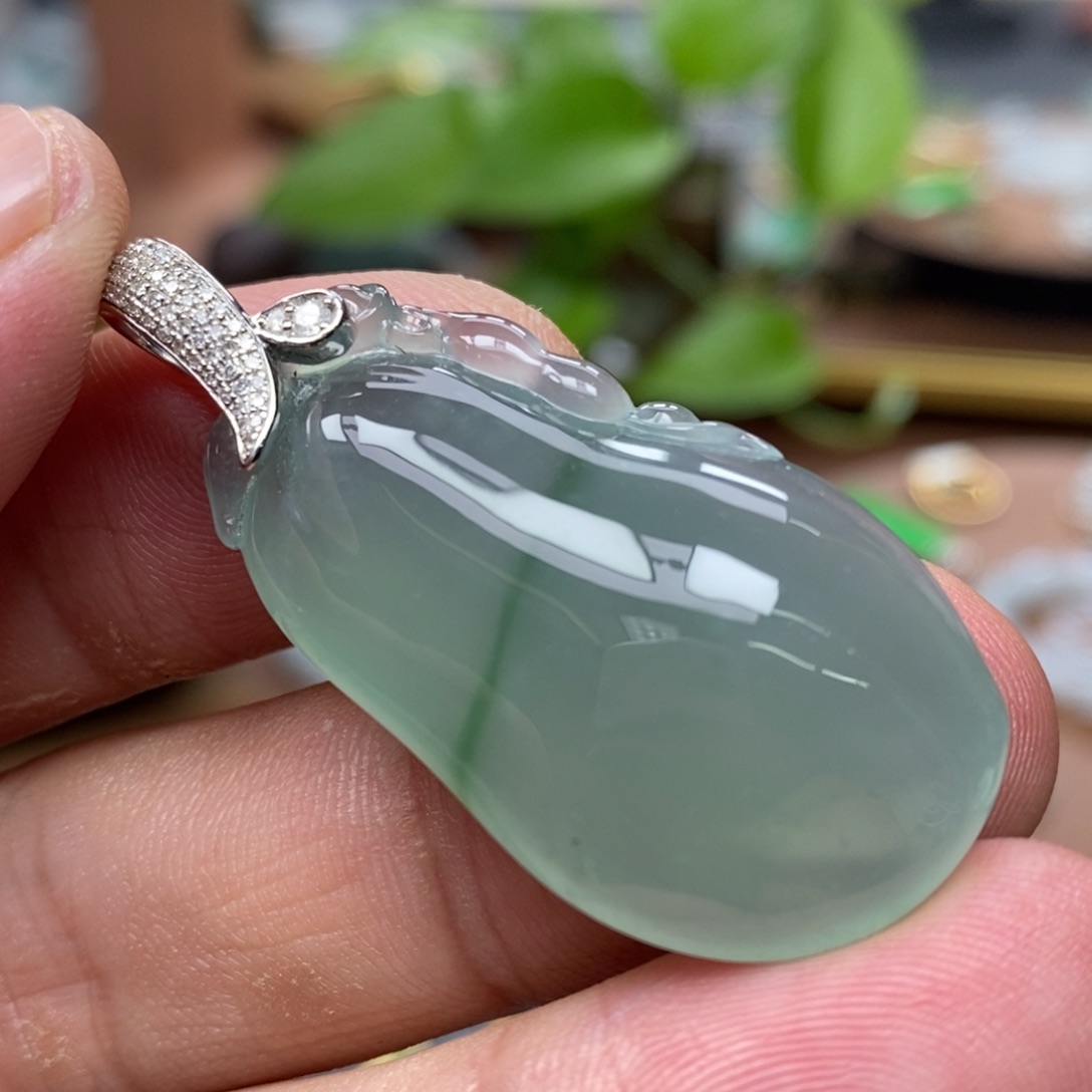 翡翠18K金镶嵌颈饰福瓜