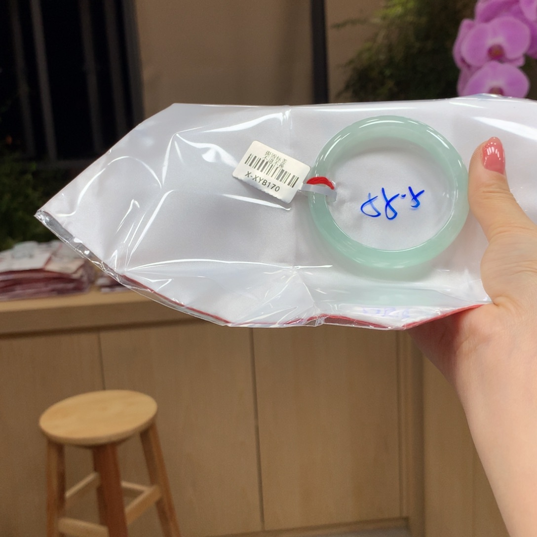 翡翠手镯未镶嵌不退不换