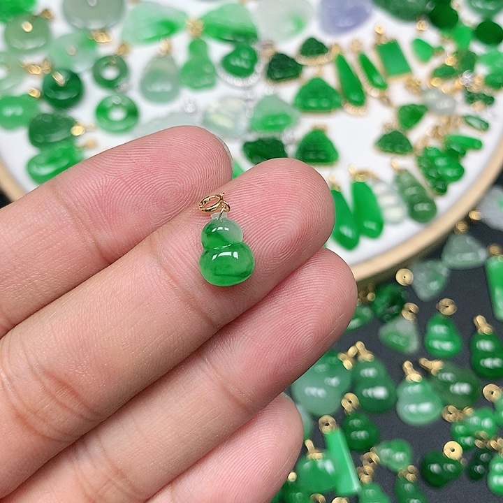 铃***铛翡翠18K金镶嵌颈饰冰飘绿小葫芦