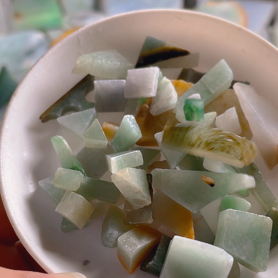 颈饰未镶嵌翡翠。