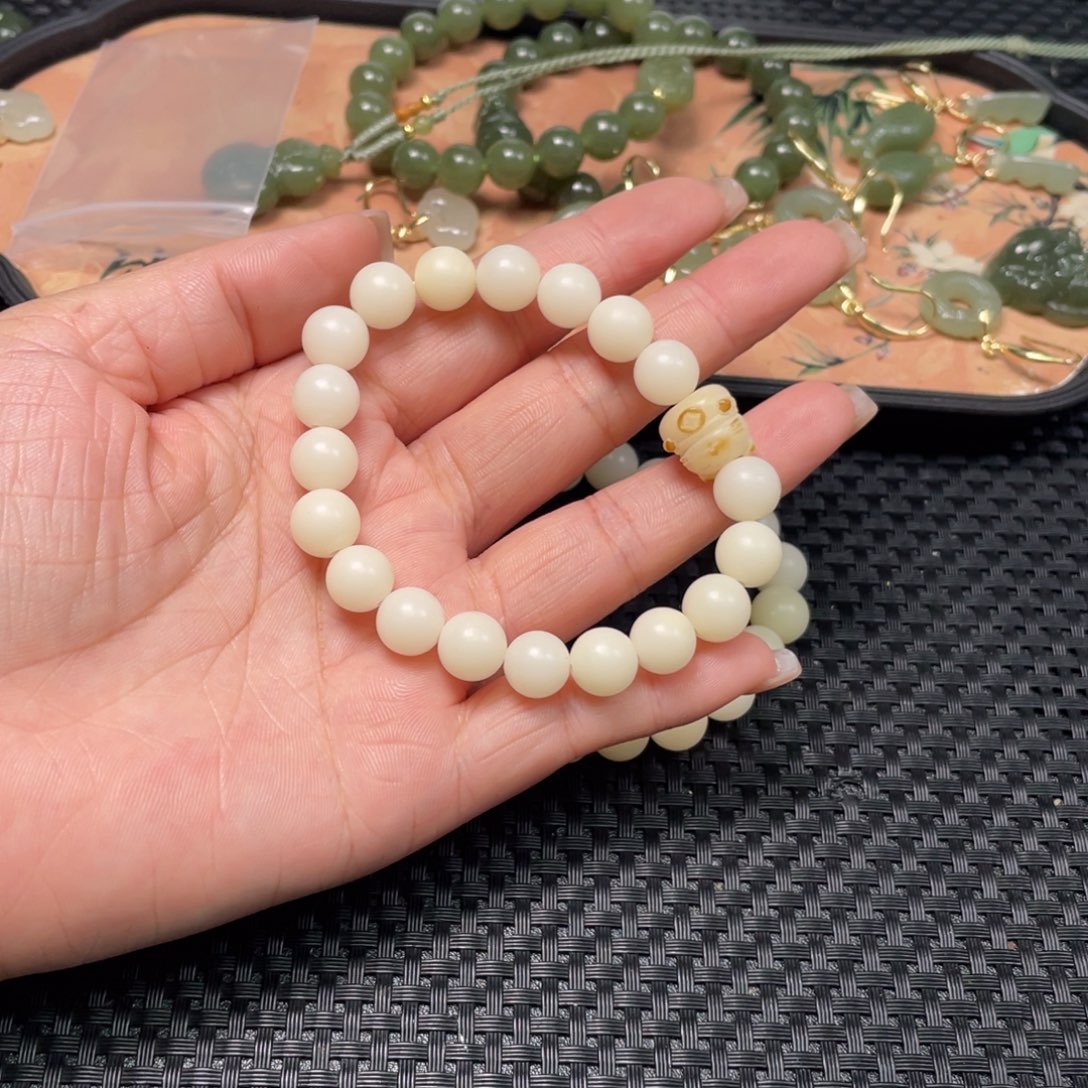 和田玉未镶嵌颈饰菩提手串