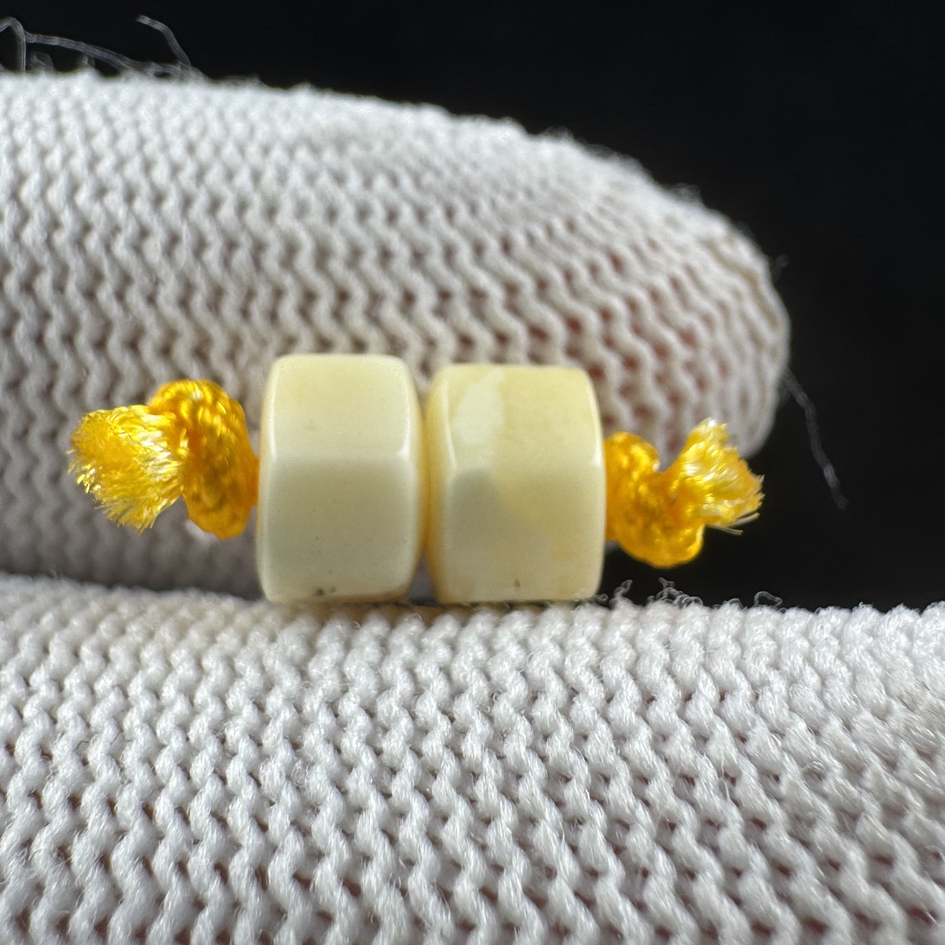 B5565天然原矿蜜蜡微瑕特价对珠6.6mm支持复检