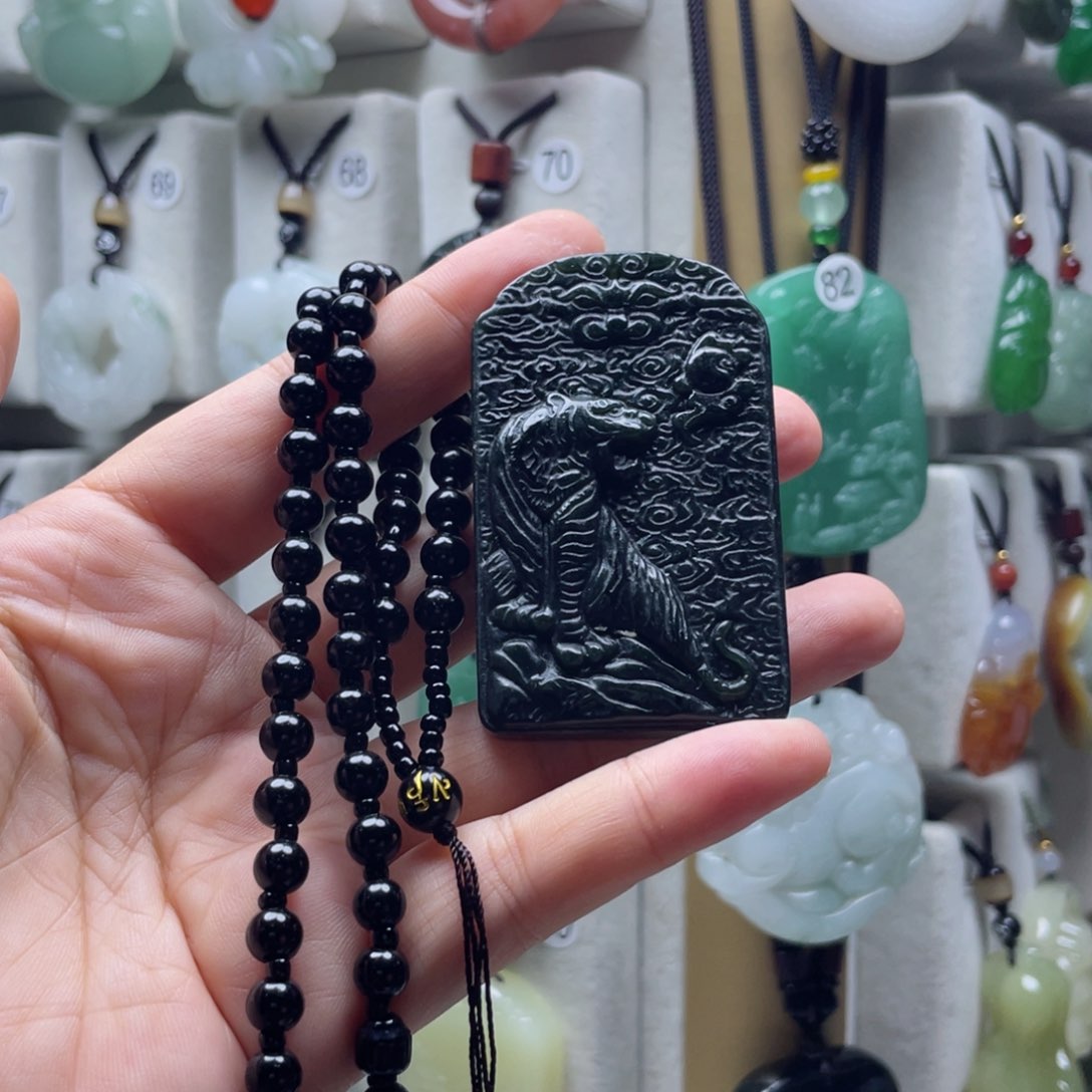 石英质玉（金丝玉）未镶嵌颈饰