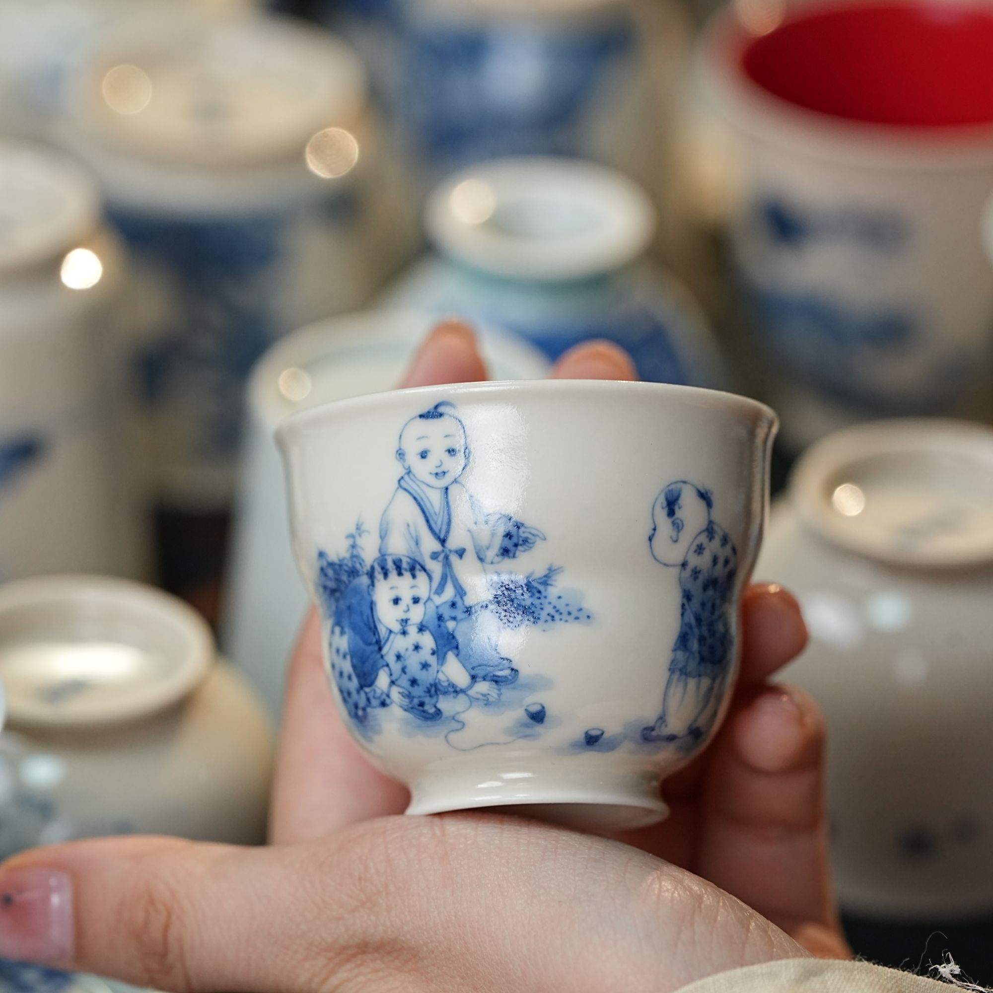 雨香斋景德镇高温纯手工手绘宫墙红抽陀螺童子杯
