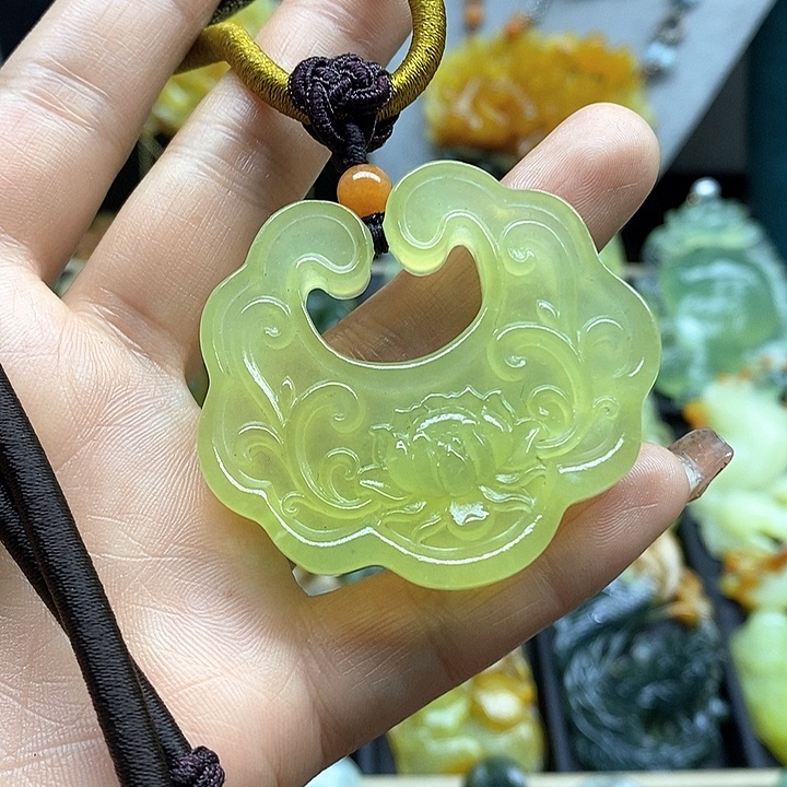 蛇纹石玉挂件未镶嵌