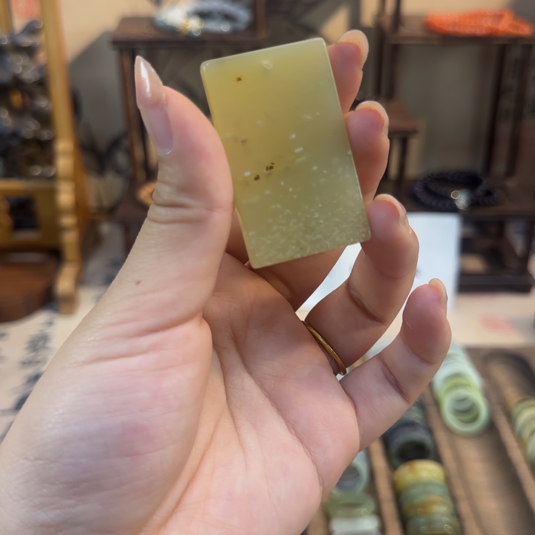 蛇纹石玉颈饰合金