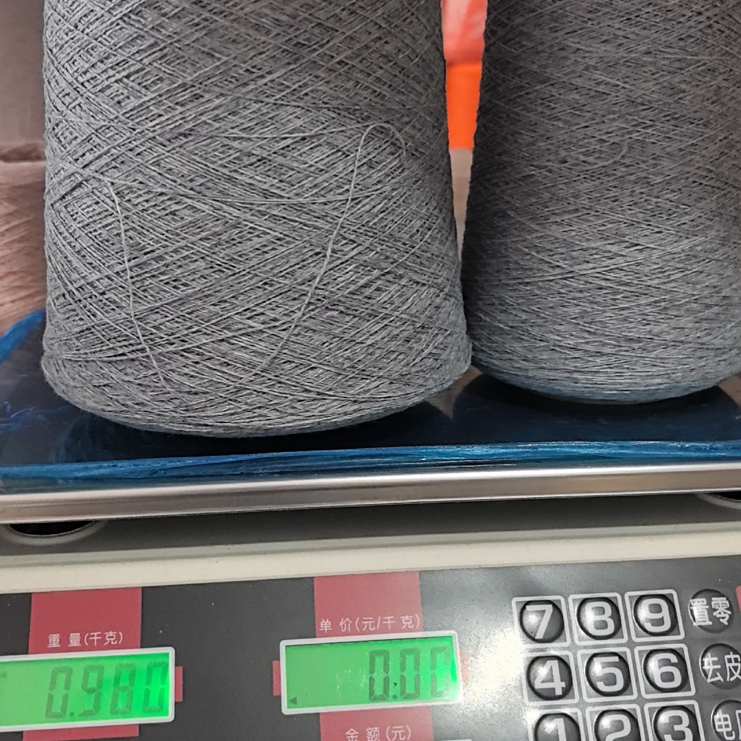 羊毛中金灰羊毛线共两桶，带桶980克，两个纸管100克。毛线17.6两