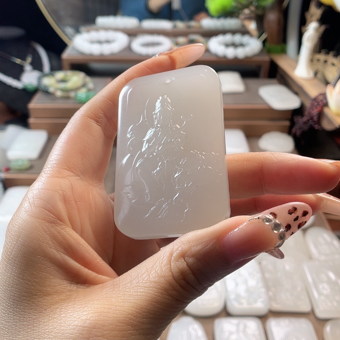 石英质玉（金丝玉）未镶嵌颈饰新疆金丝玉双面雕工