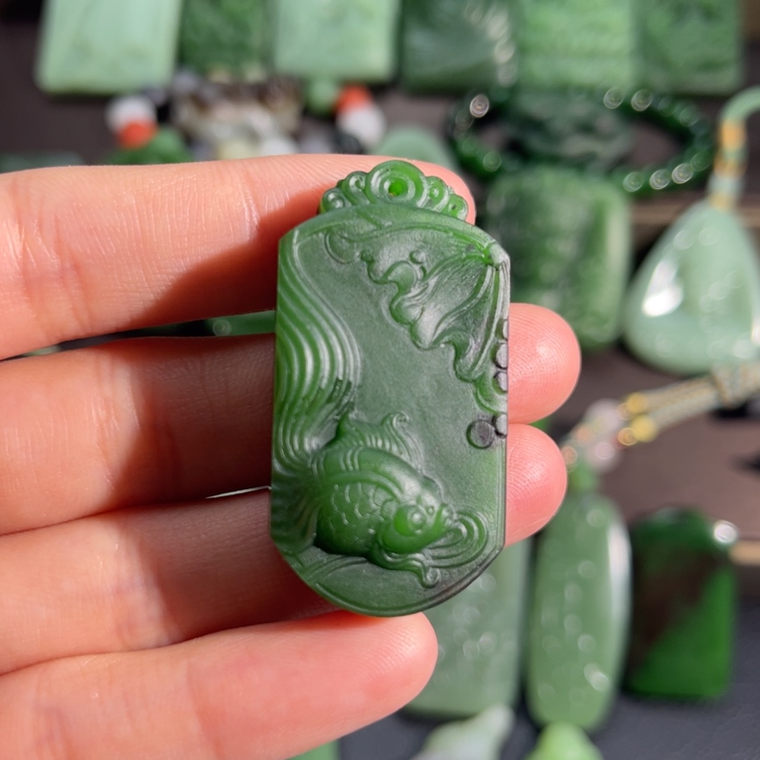 和田玉挂件未镶嵌菠菜绿红皮莲花牌定制