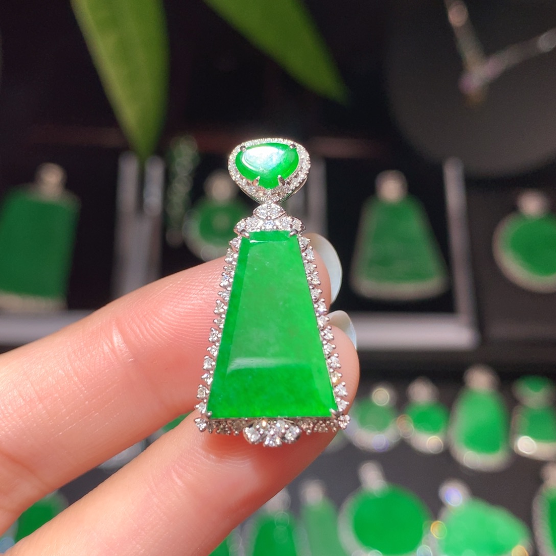 翡翠颈饰18K金镶嵌翡翠