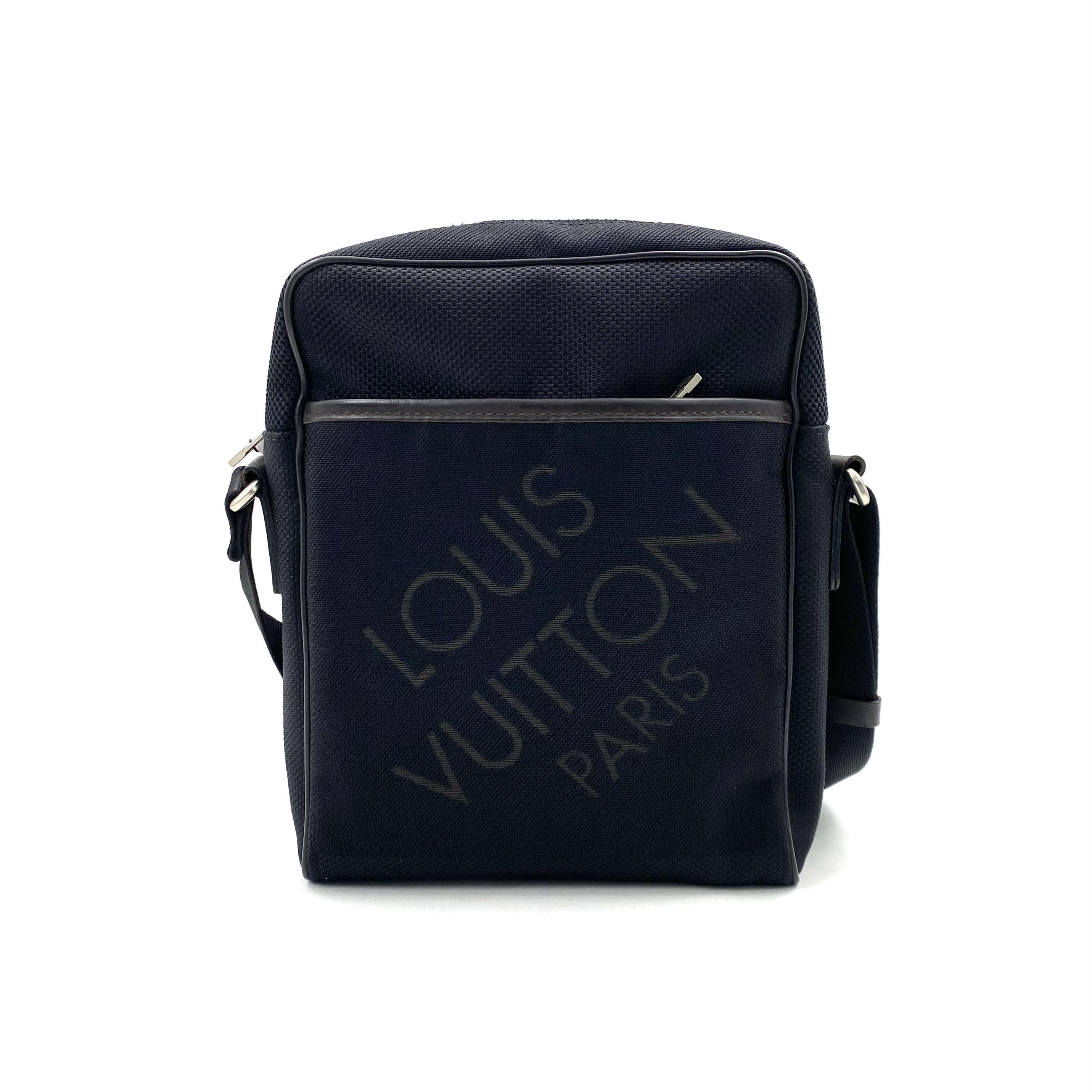 95新 LouisVuitton/路易威登 黑色帆布陆军系列斜挎包 20/26 男士