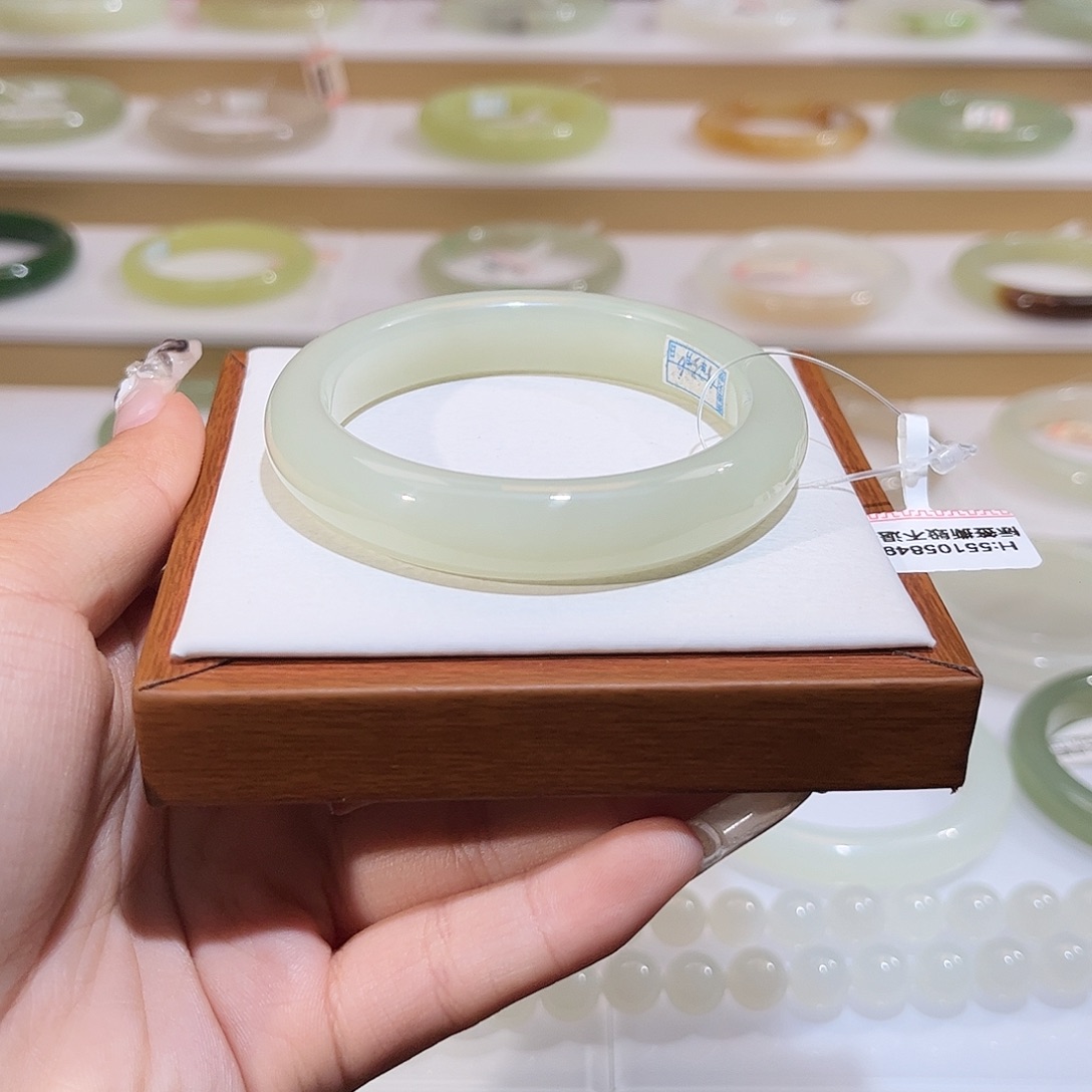 和田玉未镶嵌手镯浅晴白