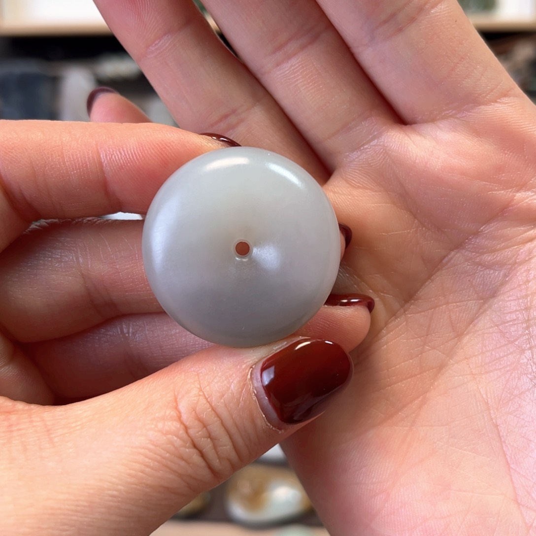 和田玉颈饰未镶嵌是**呀扣子