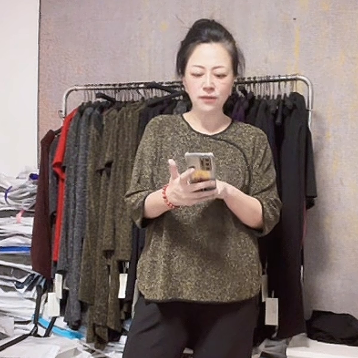 妙唐亮丝时尚大码新款弹力女士上衣6033金菱形格