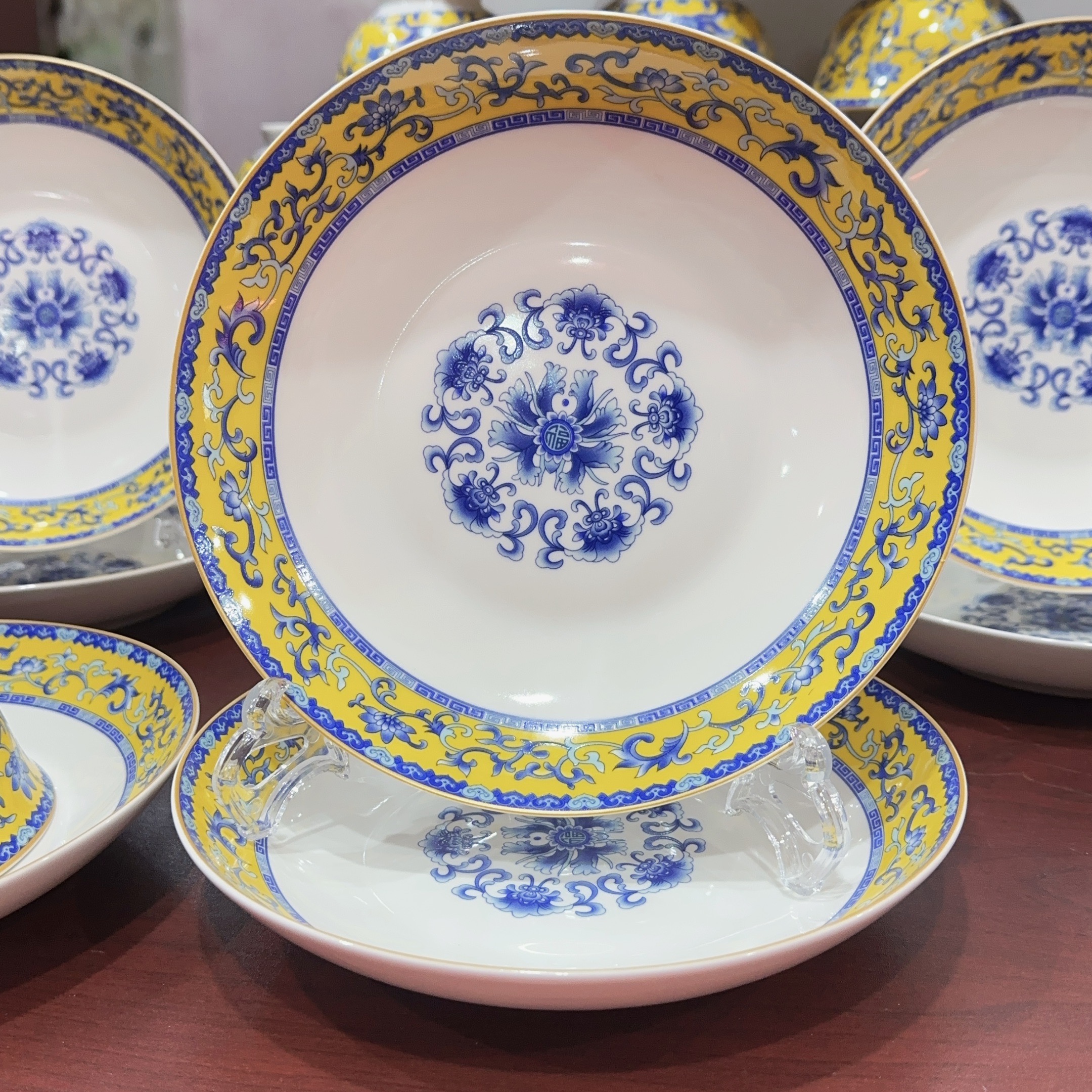 8英寸珐琅彩青花缠枝连圆盘