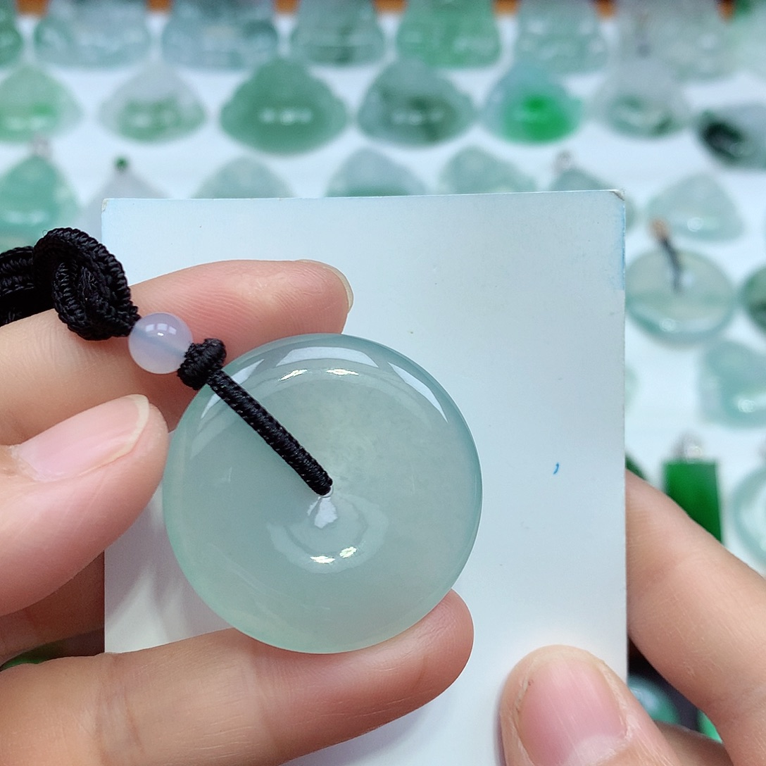 翡翠颈饰未镶嵌小***?平安扣