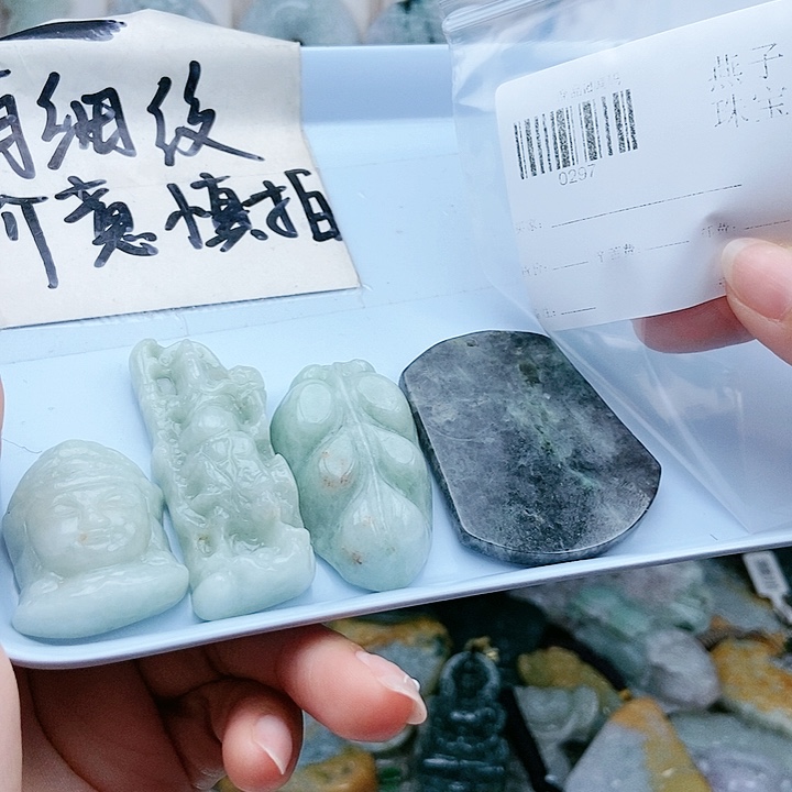 颈饰足铂镶嵌翡翠翡翠