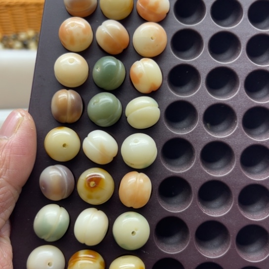 白玉菩提吊坠瑕疵13彩色蛋堡30颗